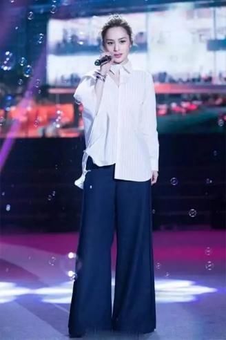  『大气』阿娇终于穿对了，蓝色波点衬衫配半身裙优雅大气，看不出有130斤