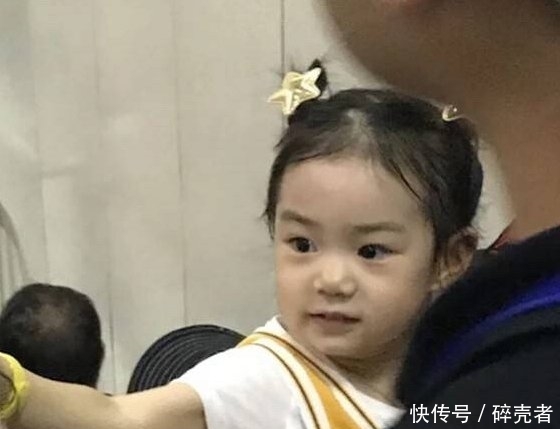  『祖孙』都说戚薇和lucky很像，看到戚薇妈妈后，网友：祖孙共用一张脸？