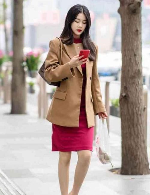  「风采」街拍：肤如凝脂的小姐姐，一件黑色的连衣裙，时尚女神风采