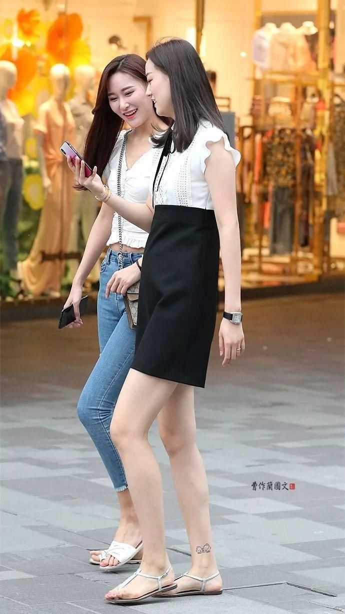 街拍:不敢让男友看到的漂亮闺蜜