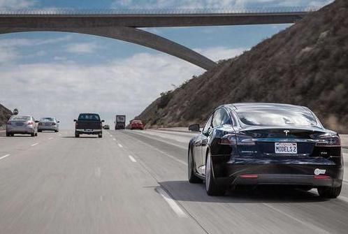  「高速」开车跑高速，老司机常说“逢三必进”是啥意思？很多人