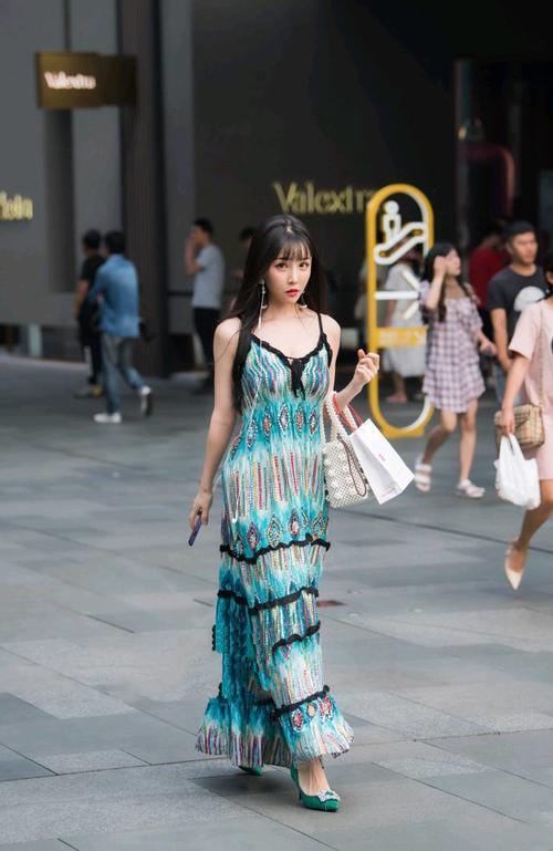 路人街拍，小姐姐穿露脐装配短裤青春而靓丽，漫画腿迷人！