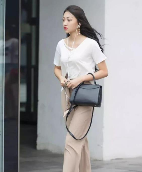 笑嫣然■街拍:语笑嫣然的美女,身穿粉红色套装,笑容甜美可爱