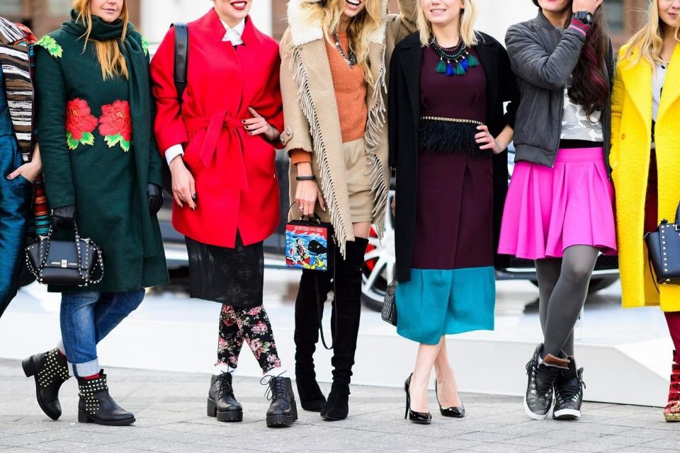 女人40岁以后，不管穿裤子还是裙子，少穿这3种鞋子，难看掉档次