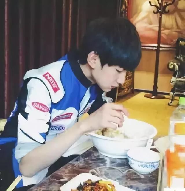 继baby之后，又一女星假吃被吐槽，他们才是娱乐圈的下饭达人