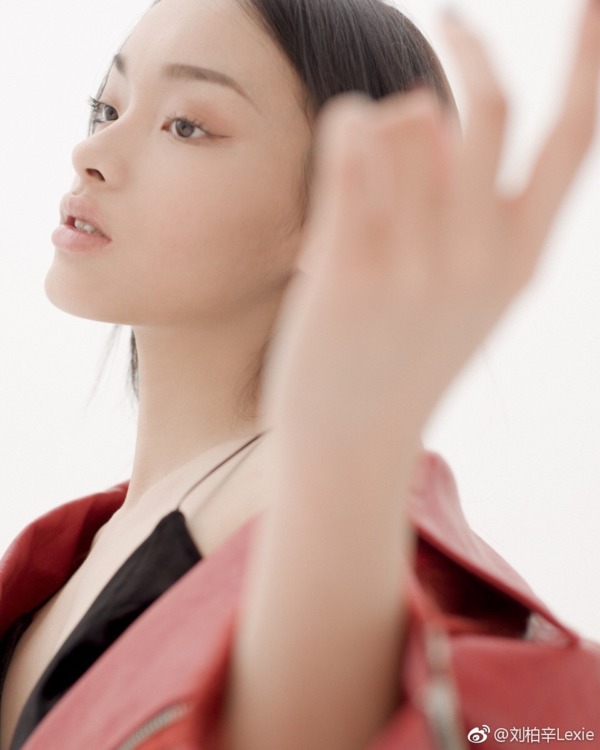 同时撞脸倪妮蕾哈娜是什么感受？