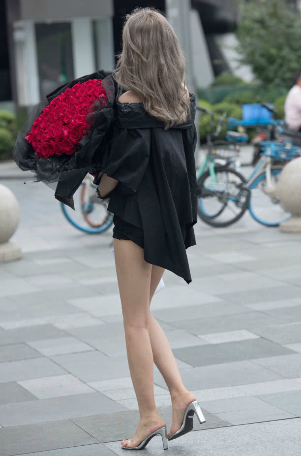 【设置】美女对鞋子设置“屏蔽”了?正面看像没穿鞋,一转身跟高8cm!