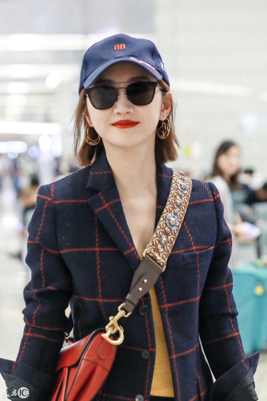 北京机场景甜大秀白长腿，事业线都暴漏了，网友:男同胞的福利