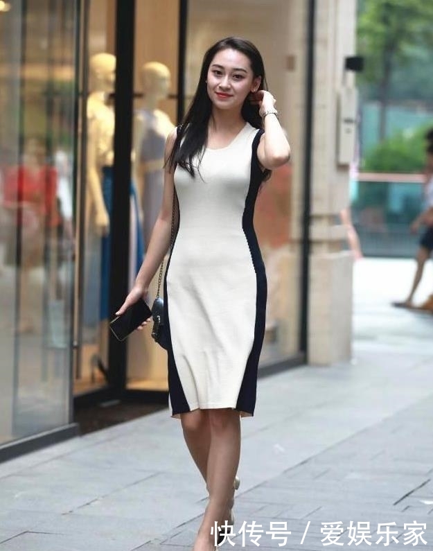  #清爽#美女街拍清爽时尚的小姐姐，潮流的穿搭，十分抢眼