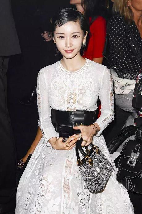 王子文的发型已经够丑了，下眼线还这么另类，网友：来搞笑的吧！