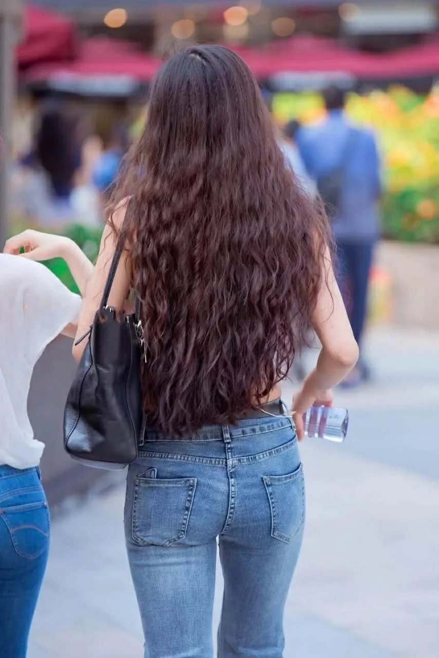 连体泳装外穿的小姐姐吸睛无数，微胖的身材，搭配破洞牛仔裤像小