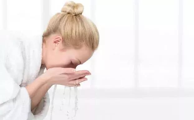 去黑头要学着正确洗脸，4个技巧洗干净毛孔，洗掉粉刺黑头