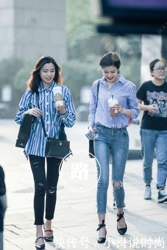 路人街拍:白色露腰背心搭配修身牛仔裤,勾勒出小姐姐纤细身材!