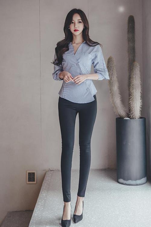 时尚街拍：紧身打底裤美女好气质让人羡慕，尽显柔美气息！