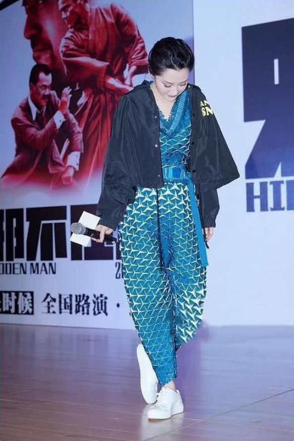 49岁许晴风韵犹存，连体裤减龄20岁，网友:上厕所怎么办