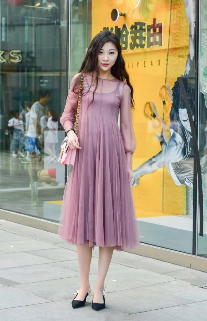气质小姐姐修身长裙尽显迷人曲线，凸显出小姐姐的温柔气质