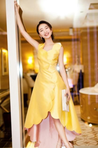 周冬雨穿裙子还要带“腿袖”？丑出新高度，网友：也是没谁了！