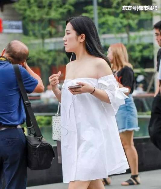 街拍: 微胖少妇紧身装大胆出行, 火辣身材让人眼神移不开