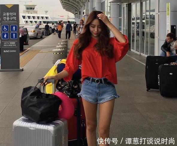 街拍： 搭配超短牛仔裤小姐姐的，身材匀称雪白大腿让她很自信!!