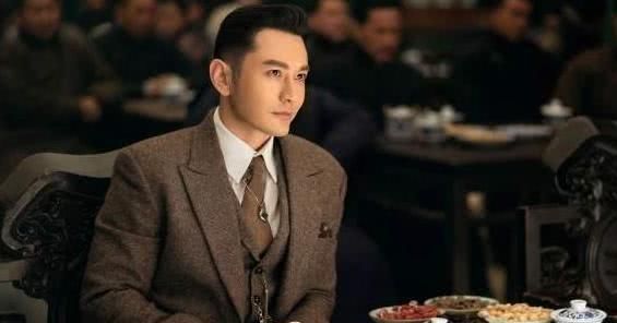  保镖：黄晓明拍戏排场大！遭粉丝全面围堵，多位保镖成人墙保护！