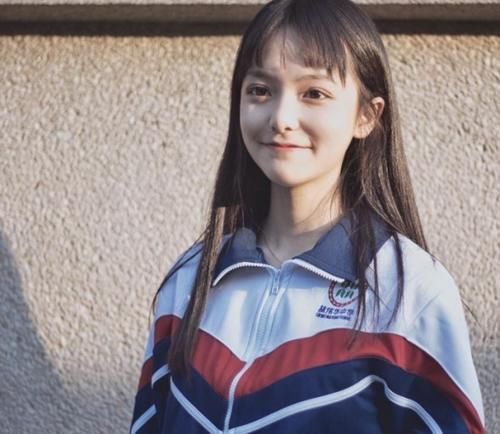  #好看#学生党嫌校服“太丑”不想穿00后掌握这“3办法”，分分钟爱上丑校服