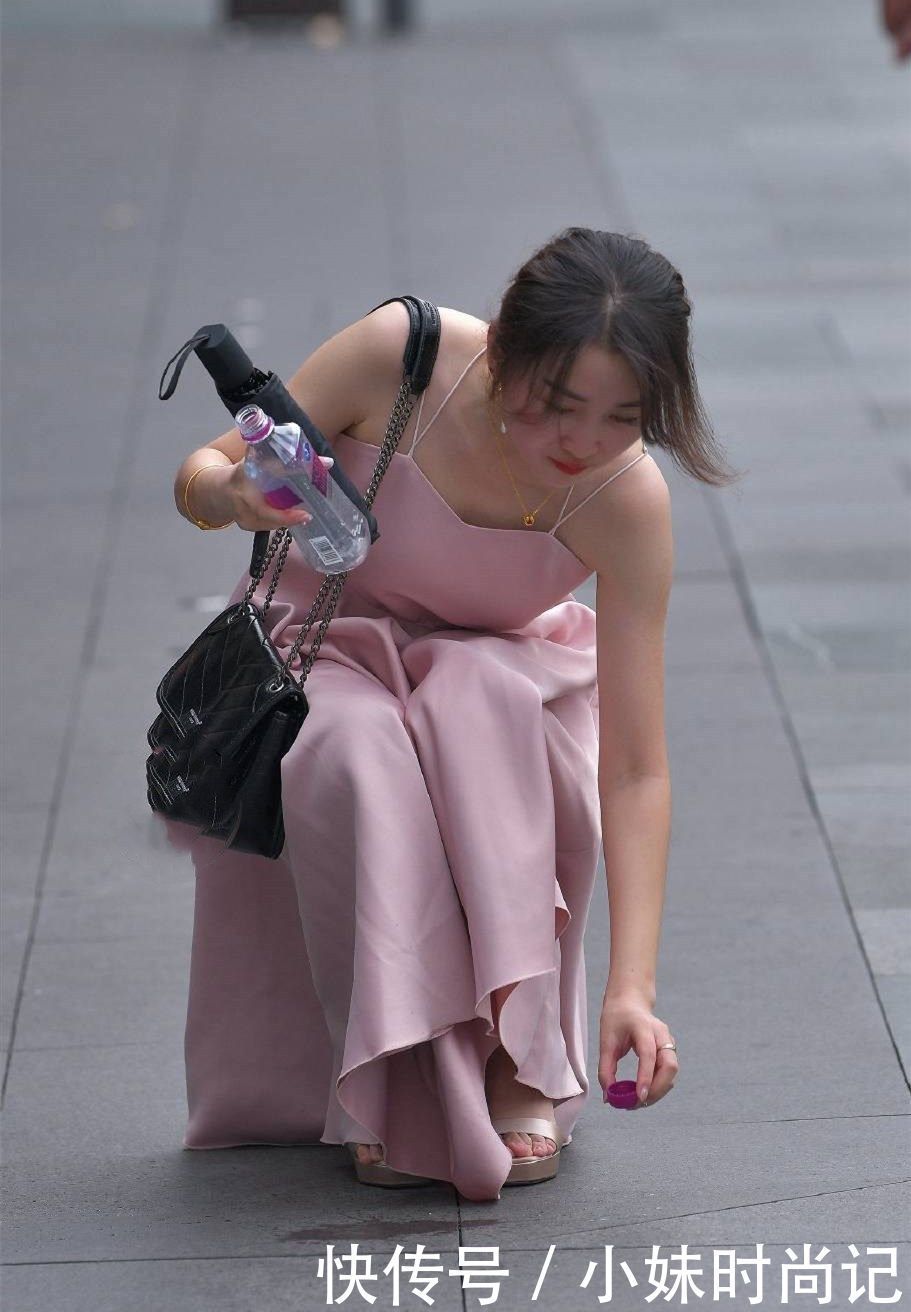  迷人■街拍：让双腿更显颀长，散发出一种女性的迷人韵味！