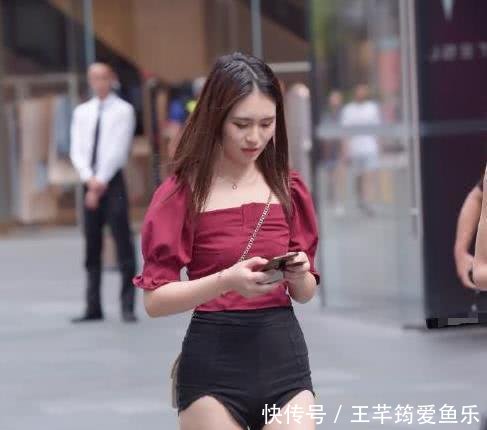 【舒适】性感美女如花似月,穿搭时尚优雅又迷人