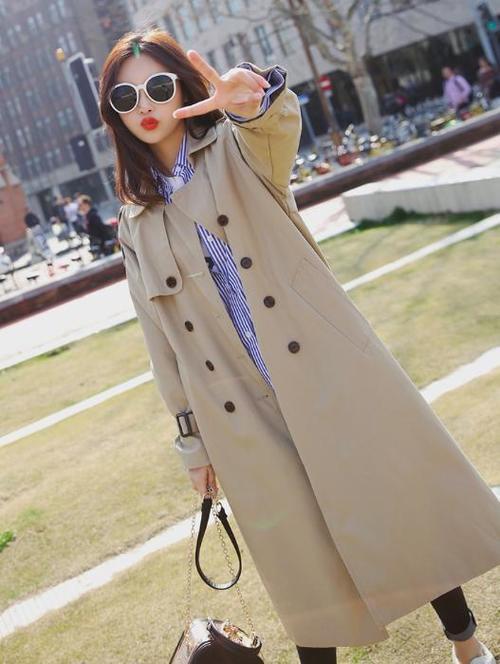 今秋流行4个搭配高级色，风衣这样穿才最时尚！
