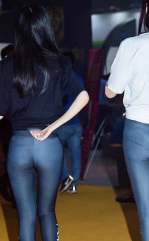 夜晚逛街的小姐姐，紧身裤裹出丰腴曲线，尽量就不要去争先媲美了