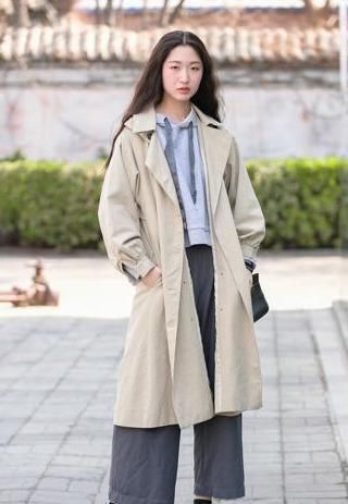 女人：时髦女人怎么穿卫衣，“外套+卫衣”今年正流行，时髦保暖有活力