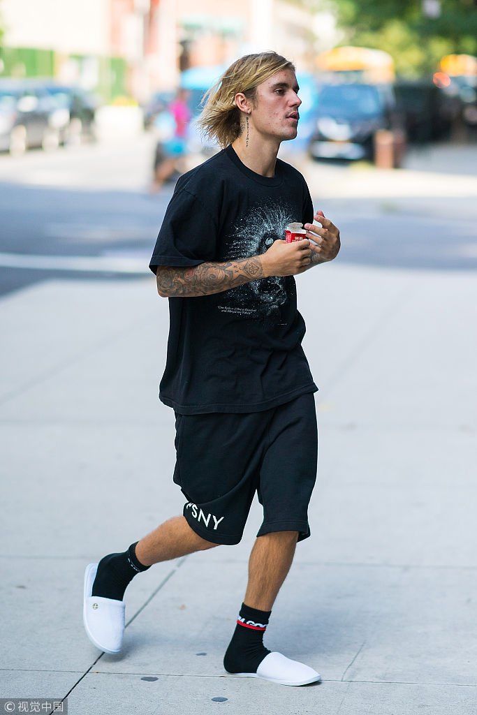 急见未婚妻？比伯运动袜配拖鞋略显邋遢一路小跑   满脸爆痘面颊