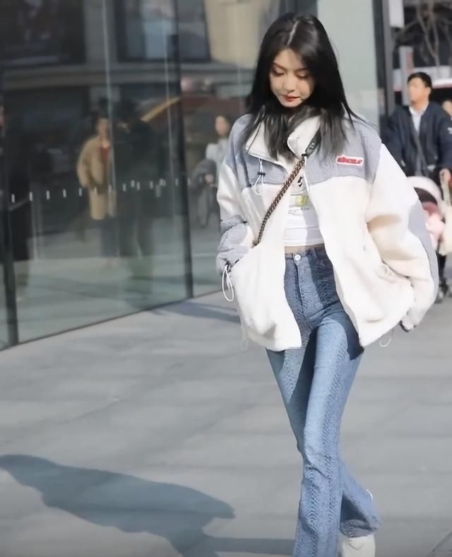  『悄悄』阔腿裤火了一把后，这款“喇叭裤”也悄悄走红，显高显腿长全靠它