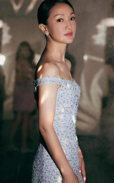 周迅豁出去了,前面挖空的地方让人脸红,网友:高圣远不介意吗?