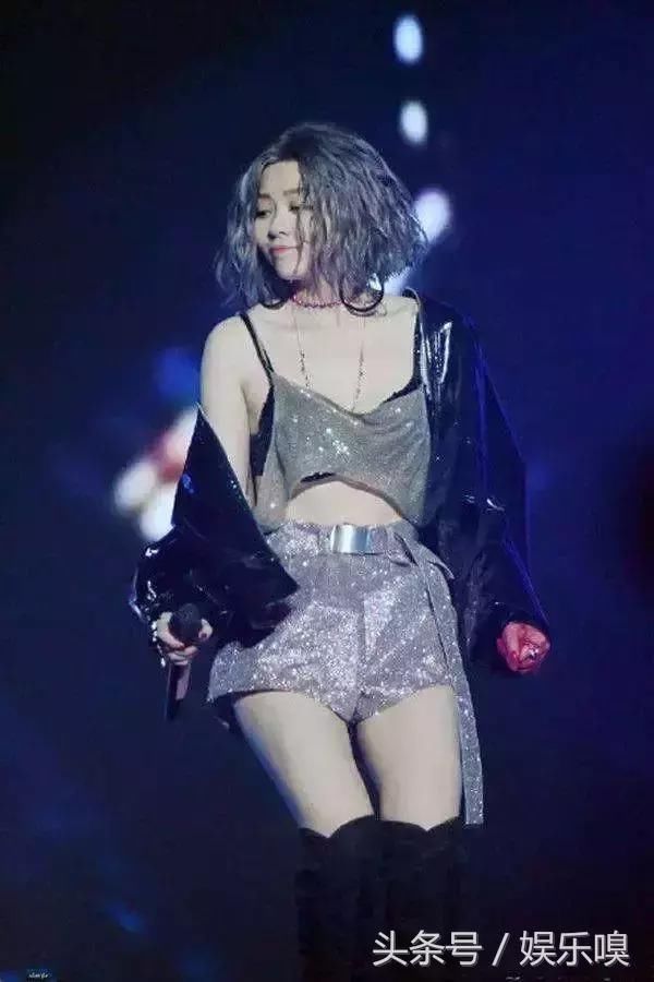 张靓颖也是够狠的!为了抢镜穿抹胸裙有三条拉链 网友:太敢穿了