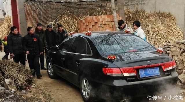 被主持人怒怼的交通局局长现已停职，老百姓回家为什么不打出租车