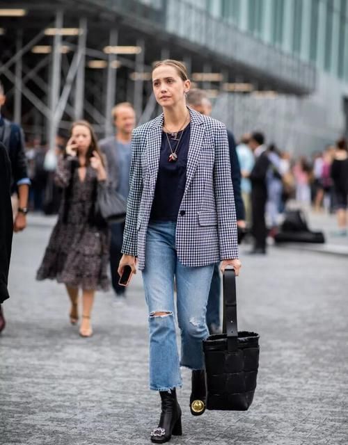  搭配裙子■小个子放弃马丁靴吧，现在流行这3款显高的“靴子”，保暖还时髦