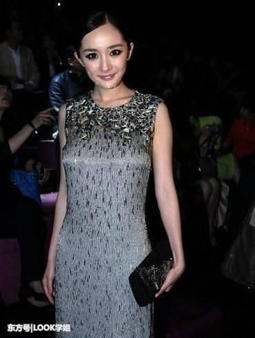 杨幂真敢穿，露背裙秀婀娜身姿，网友：陈坤看哪都不合适