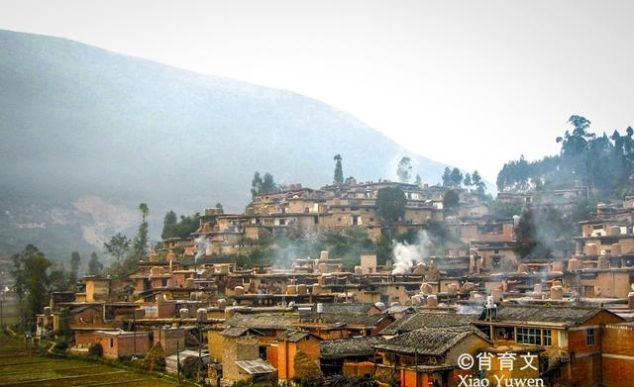 云南这个城子村百家相连，你家屋顶我家庭院，那是故乡的原风景