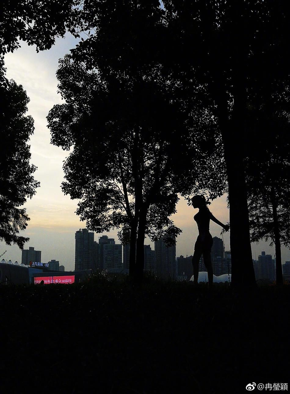 邹市明娇妻江边兴奋大跳，高抬腿秀柔韧度，大长腿又白又直惹人羡