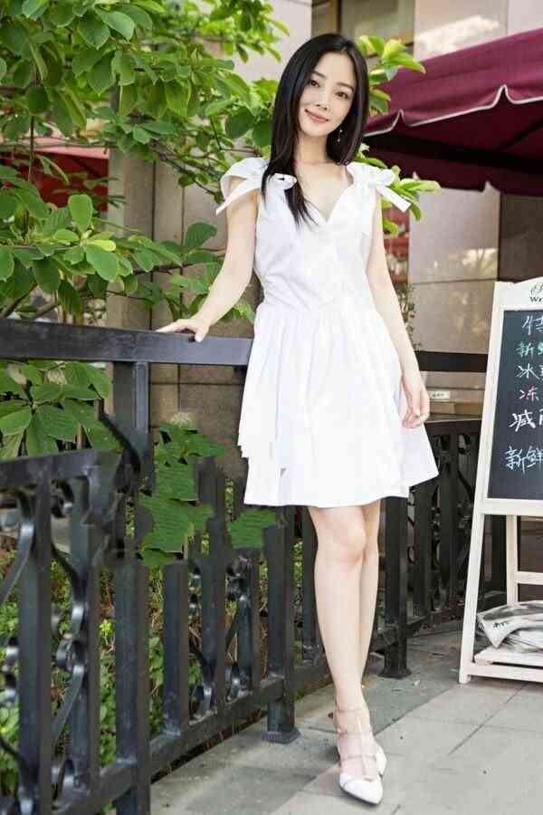 李小璐再次惊艳众人，扎起丸子头的她嫩到飞起，难怪贾乃亮那么爱