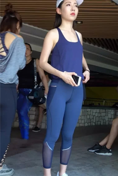 皮肤白皙小姐姐身穿蓝色运动紧身裤每走一步都能展现出运动元素