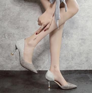 尖头高跟让脚显得更加的纤细,高跟鞋美爆秋季,想不吸引眼球都难