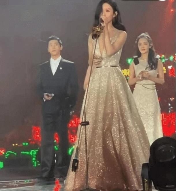 [关系]赵丽颖压轴上台讲话，谁注意身后杨幂的表情了？关系如何一目了然