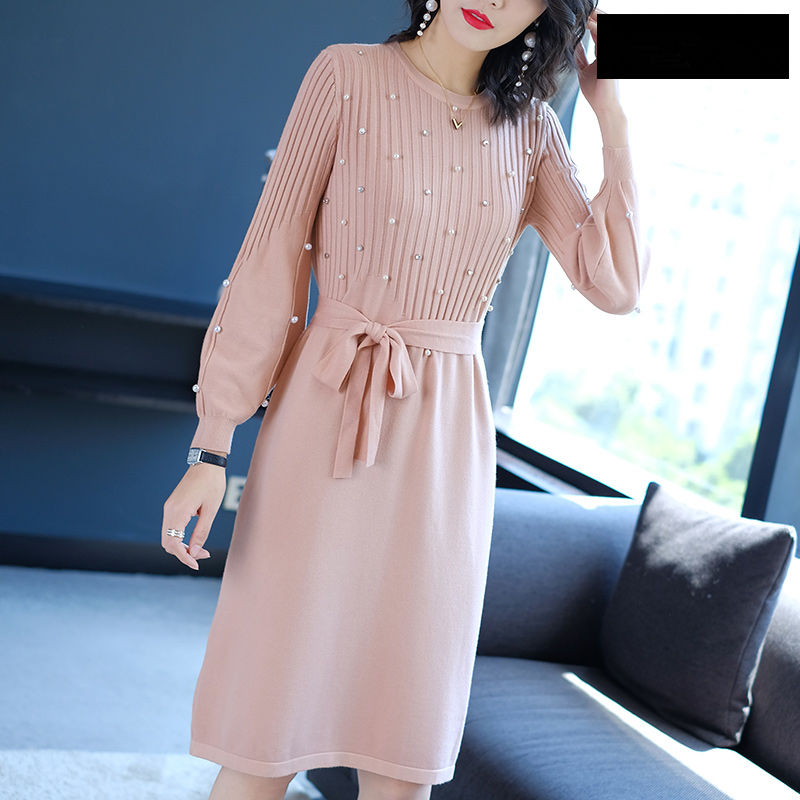 47岁的小姨真会打扮，穿上这样的大牌连衣裙，一点不像中年人