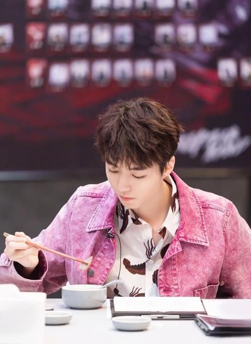 『龙虾』王俊凯也是敢穿，龙虾衬衫配粉紫色牛仔外套，想让人忽视都难