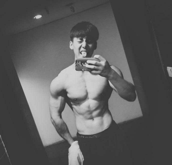 爱健身的大长腿，拥有一张明星脸，胸肌腹肌人鱼线全都有