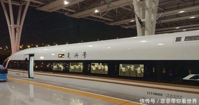 高铁又一技术性改革惊艳全世界：列车不停站，乘客上下车方式叫绝
