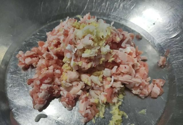 做法@老厨师教你做芹菜肉包子,皮薄馅多、松软可口,赶快收藏哦