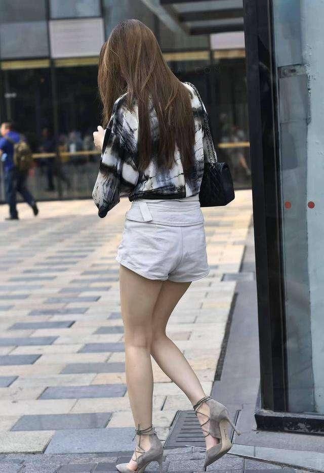 穿着紧身裤的美女魅力十足, 整条街就属你最性感最亮眼!