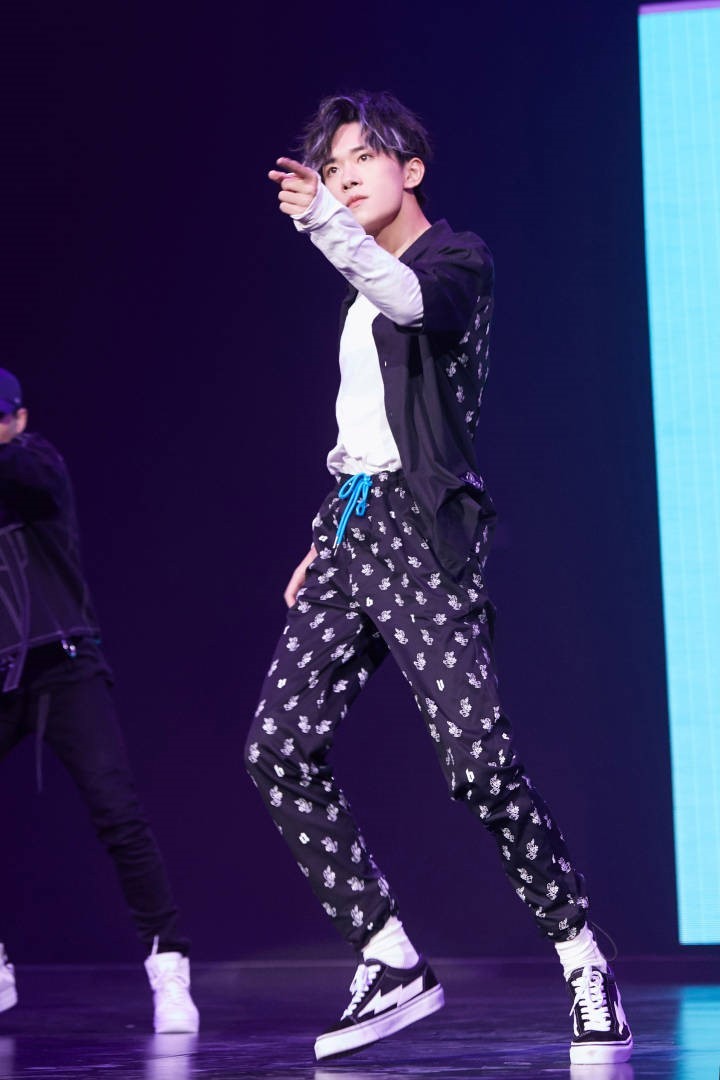 烊千玺灰紫色发色展现少年绅士感,网友:高考完